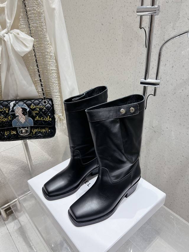 出厂 Isabel Marant 伊莎贝尔 2024 Aw 秋冬经典复古粗跟方头一脚蹬短靴 西部风裸靴主宰 24Ss秀场，牛仔靴无疑是历久弥新的其一鞋款，而秋冬